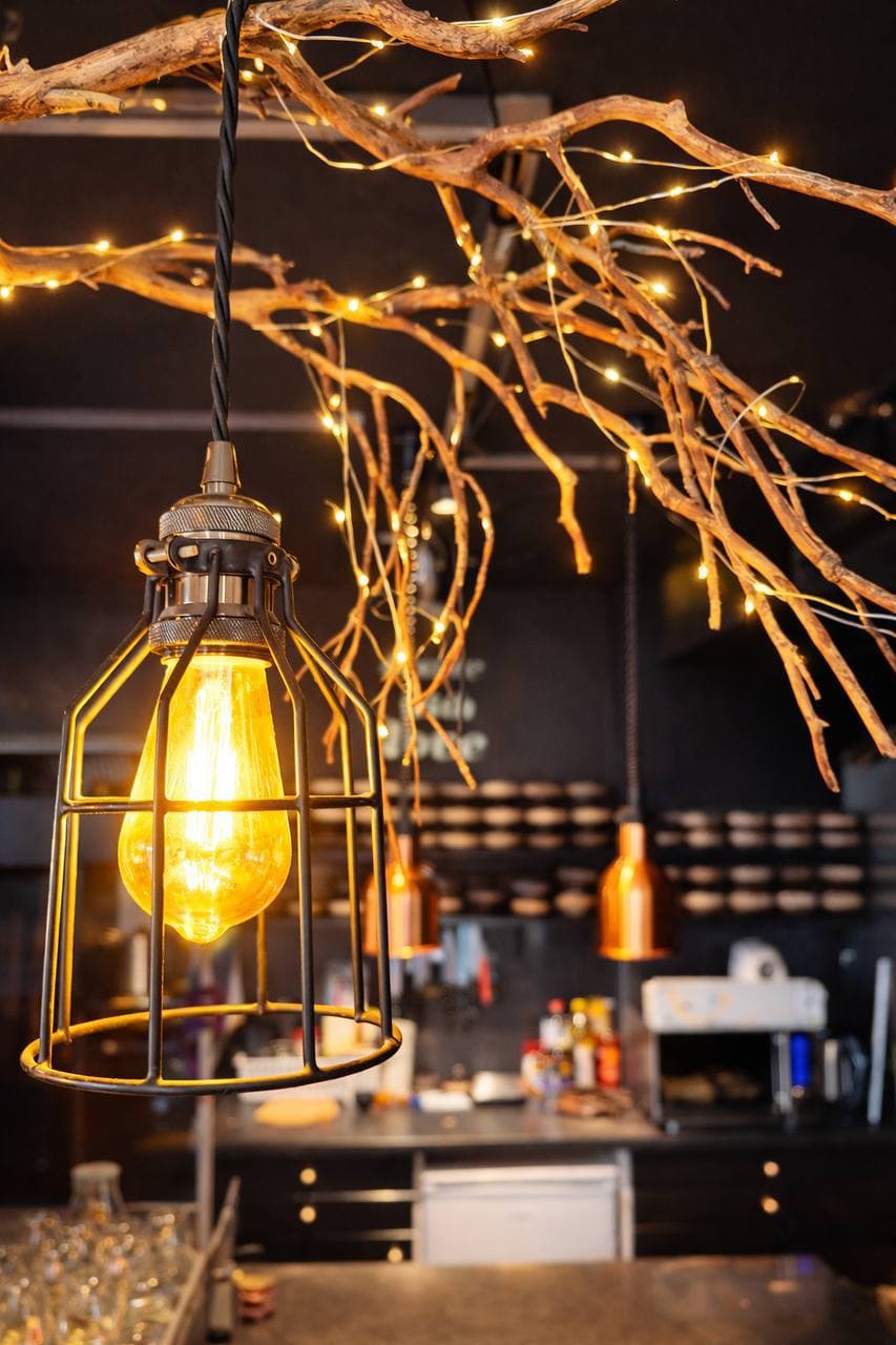 Edison-Lampe mit Lichterketten an Ästen