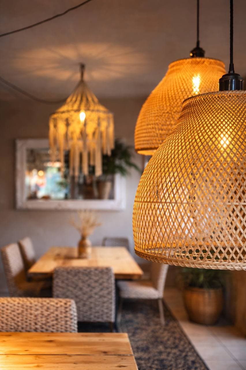 Geflochtene Pendelleuchten im warmen Licht
